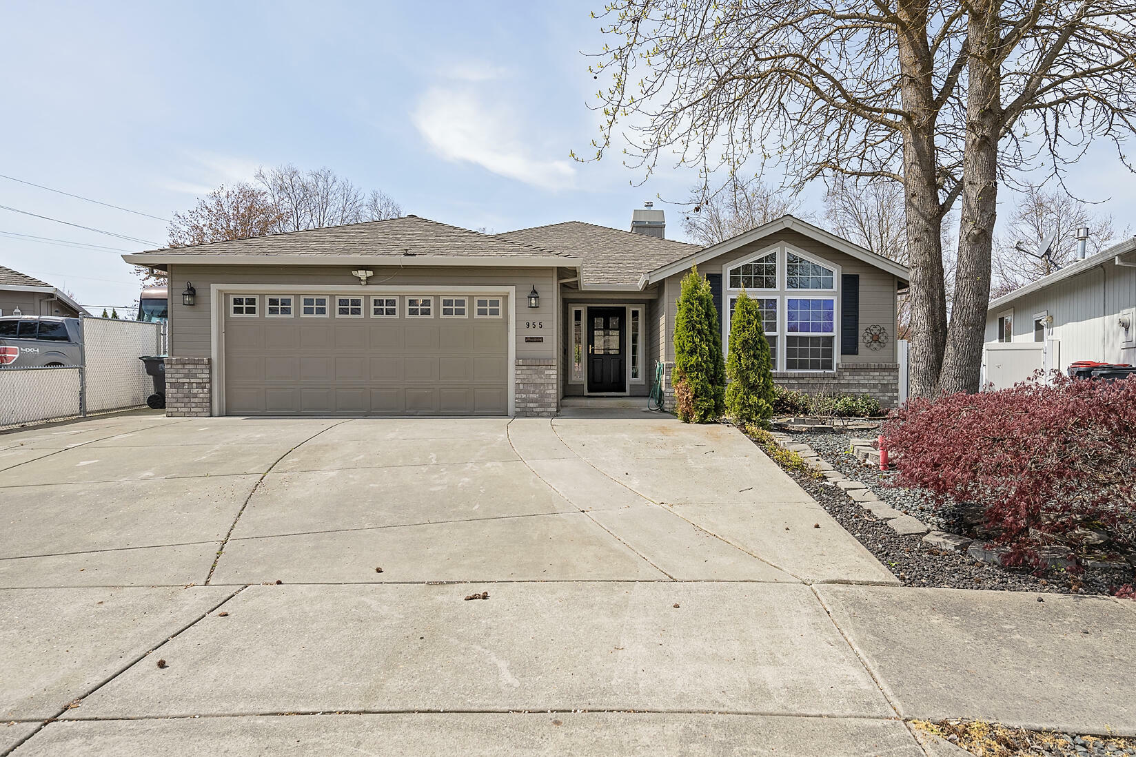 Property Photo: 955 Hampton Way OR 97501
