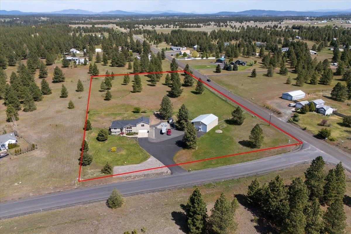Property Photo: 17206 W Buckboard Ave WA 99022
