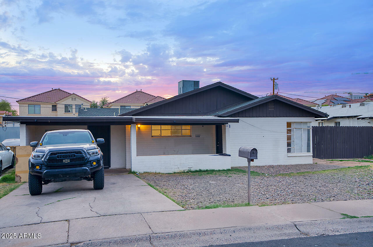 Property Photo: 1424 S Stanley Place AZ 85281