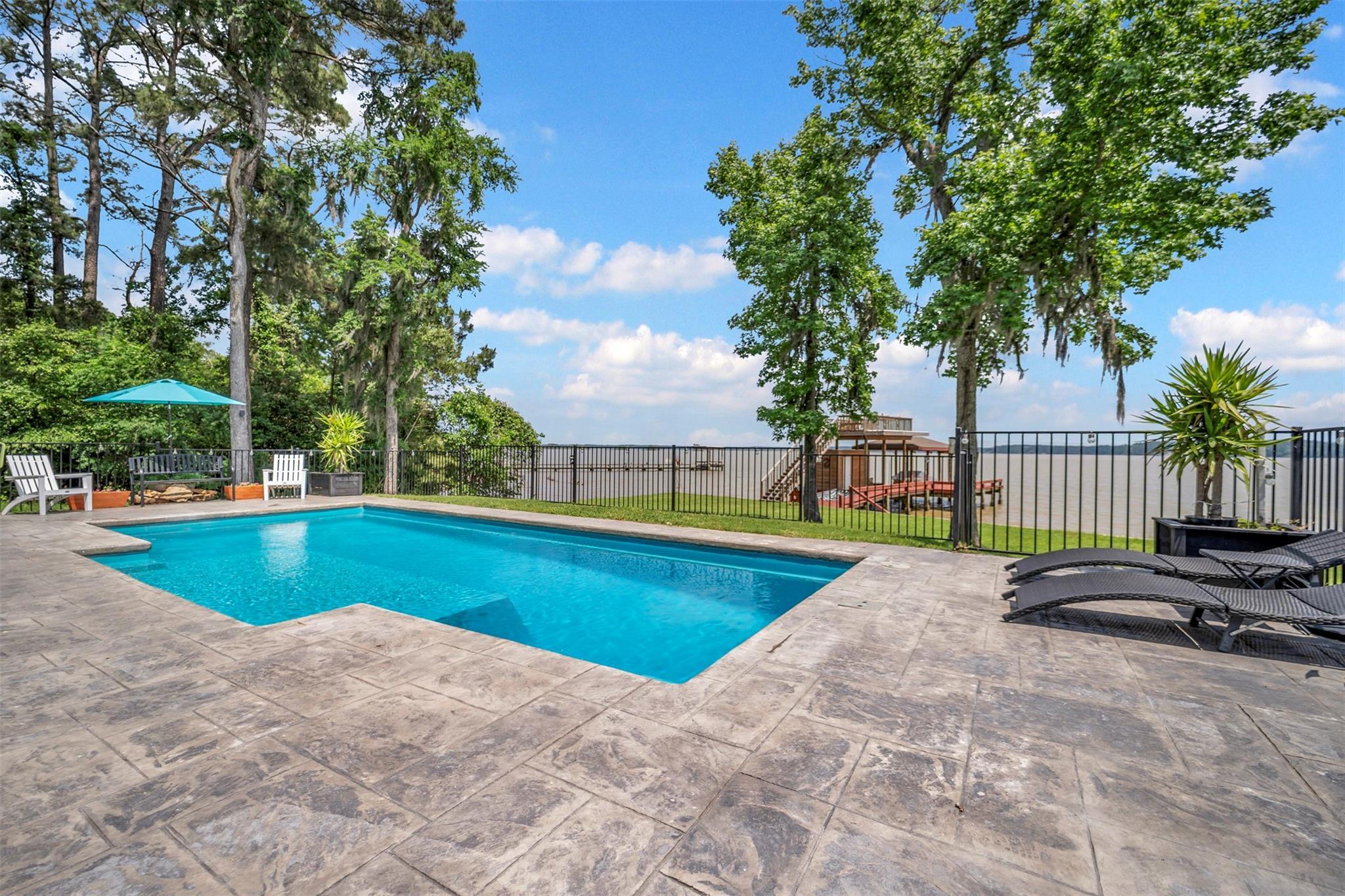 Property Photo: 111 Venice Way TX 77320