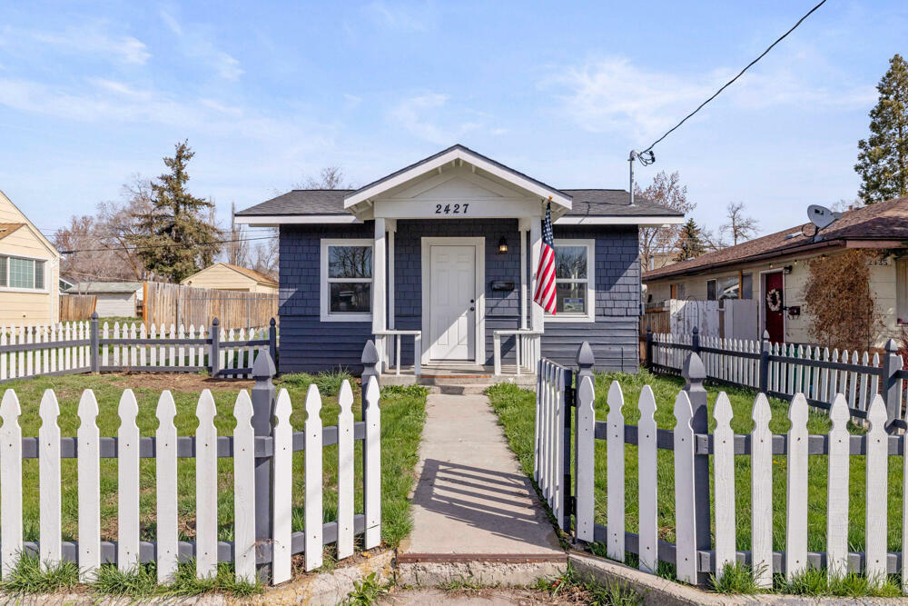 Property Photo: 2427 Garden Avenue OR 97601