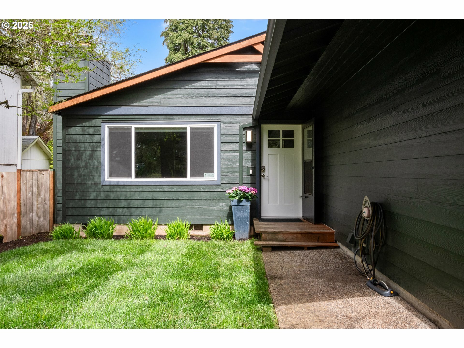 Property Photo: 4927 SW Pomona St OR 97219