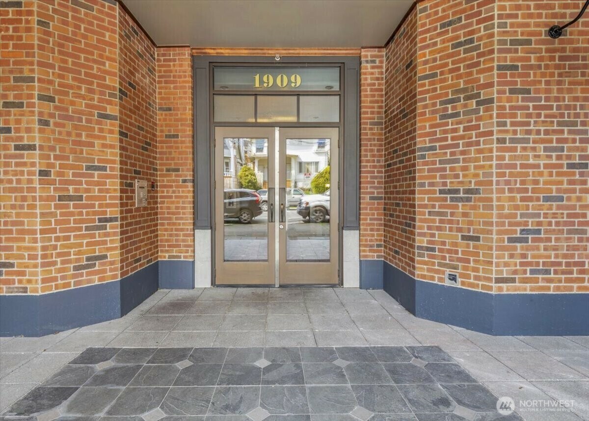 Property Photo: 1909 10th Avenue W 301 WA 98119