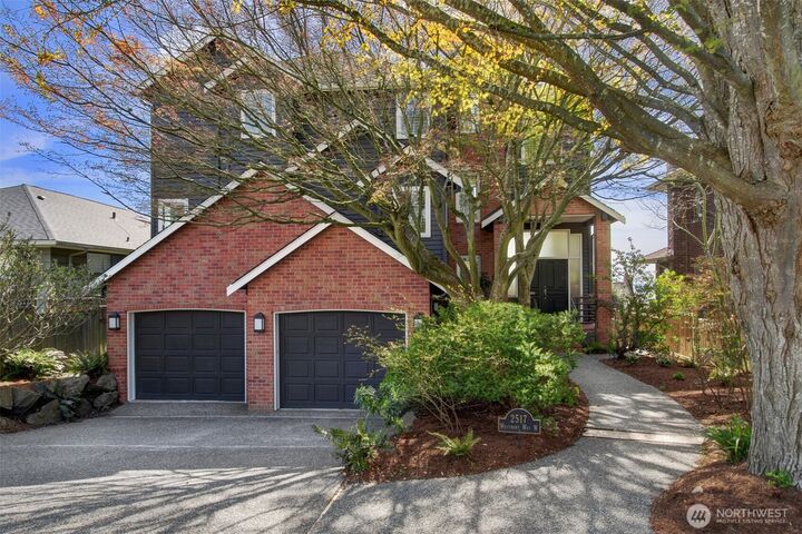 Property Photo: 2517 Westmont Way W WA 98199