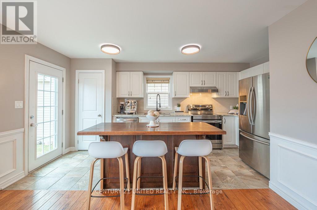 Property Photo: 912 Broadway Boulevard ON K9H 0G8