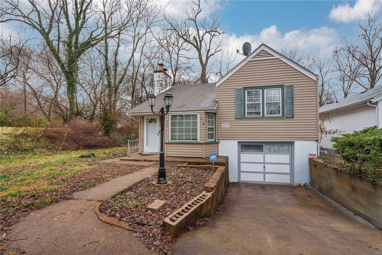 Property Photo: 703 Cunniff Place MO 63135