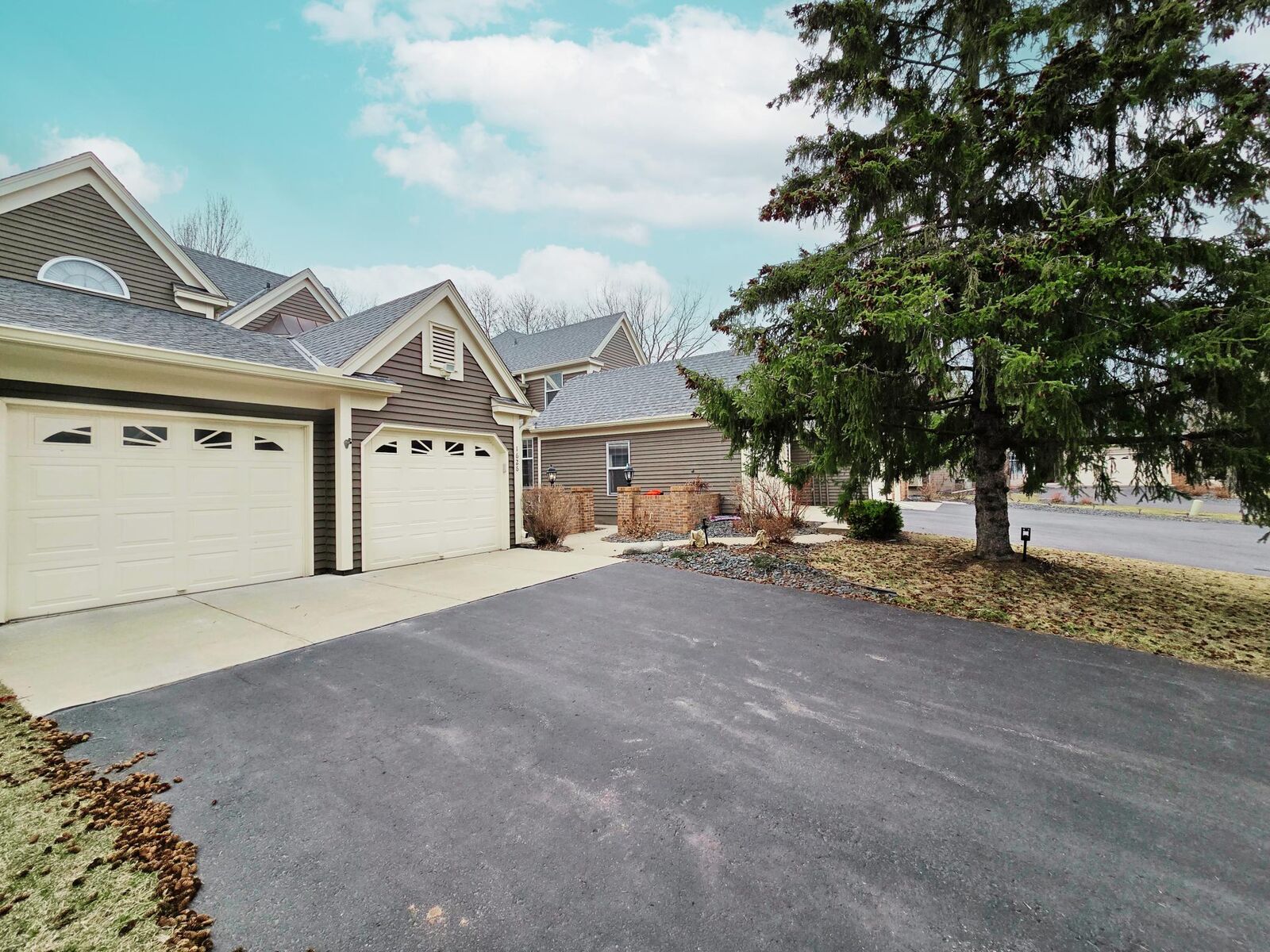 Property Photo:  1626 Wexford Way  MN 55125 