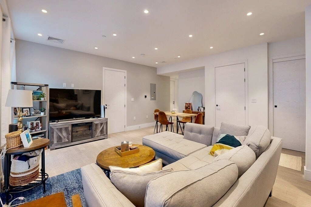 Property Photo:  69 Walnut St 6  MA 02445 