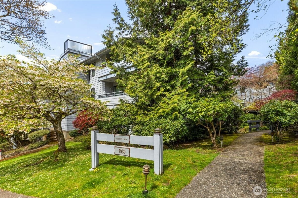Property Photo: 7930 SE 34th Street 208 WA 98040