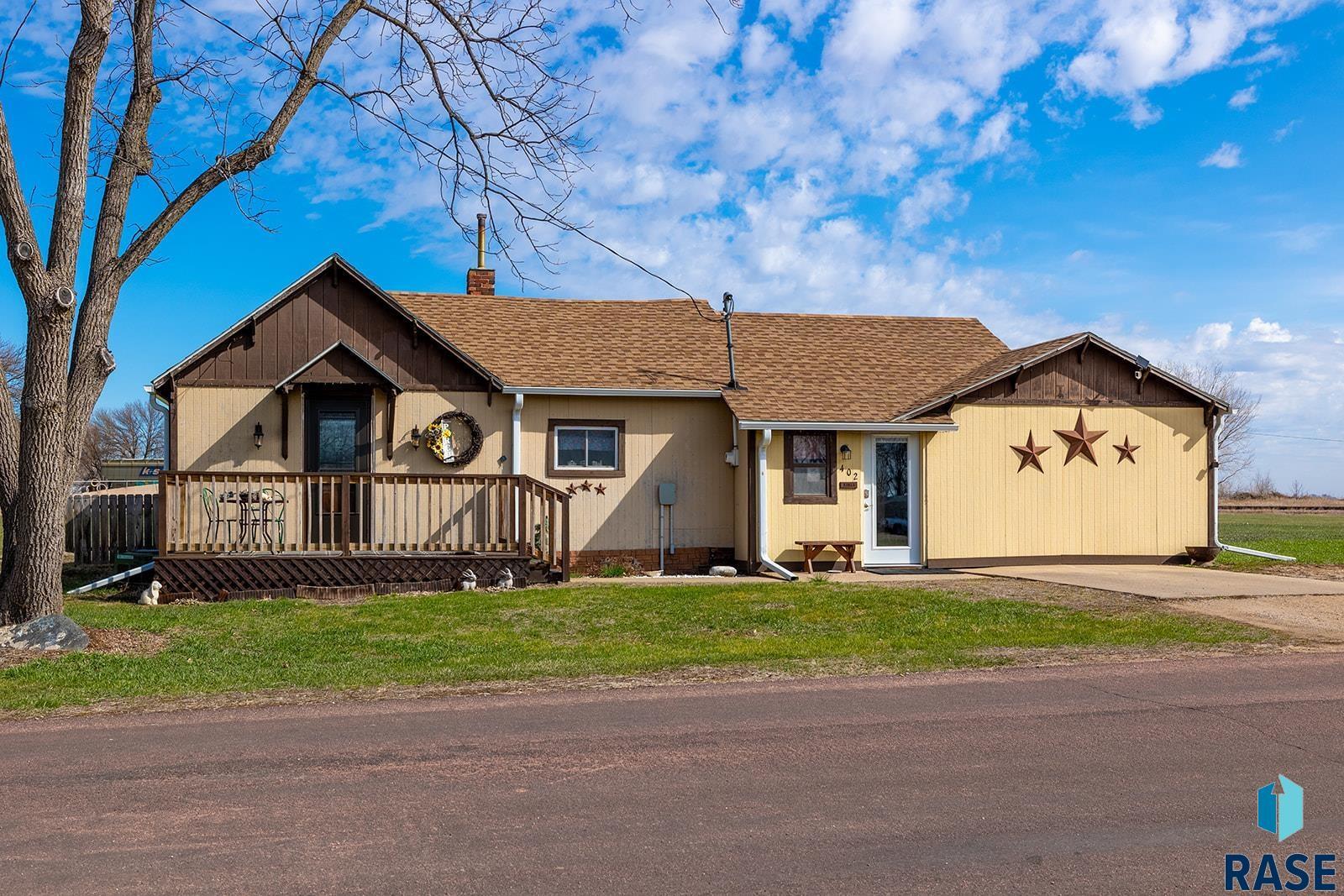 Property Photo: 402 E 1st St SD 57043