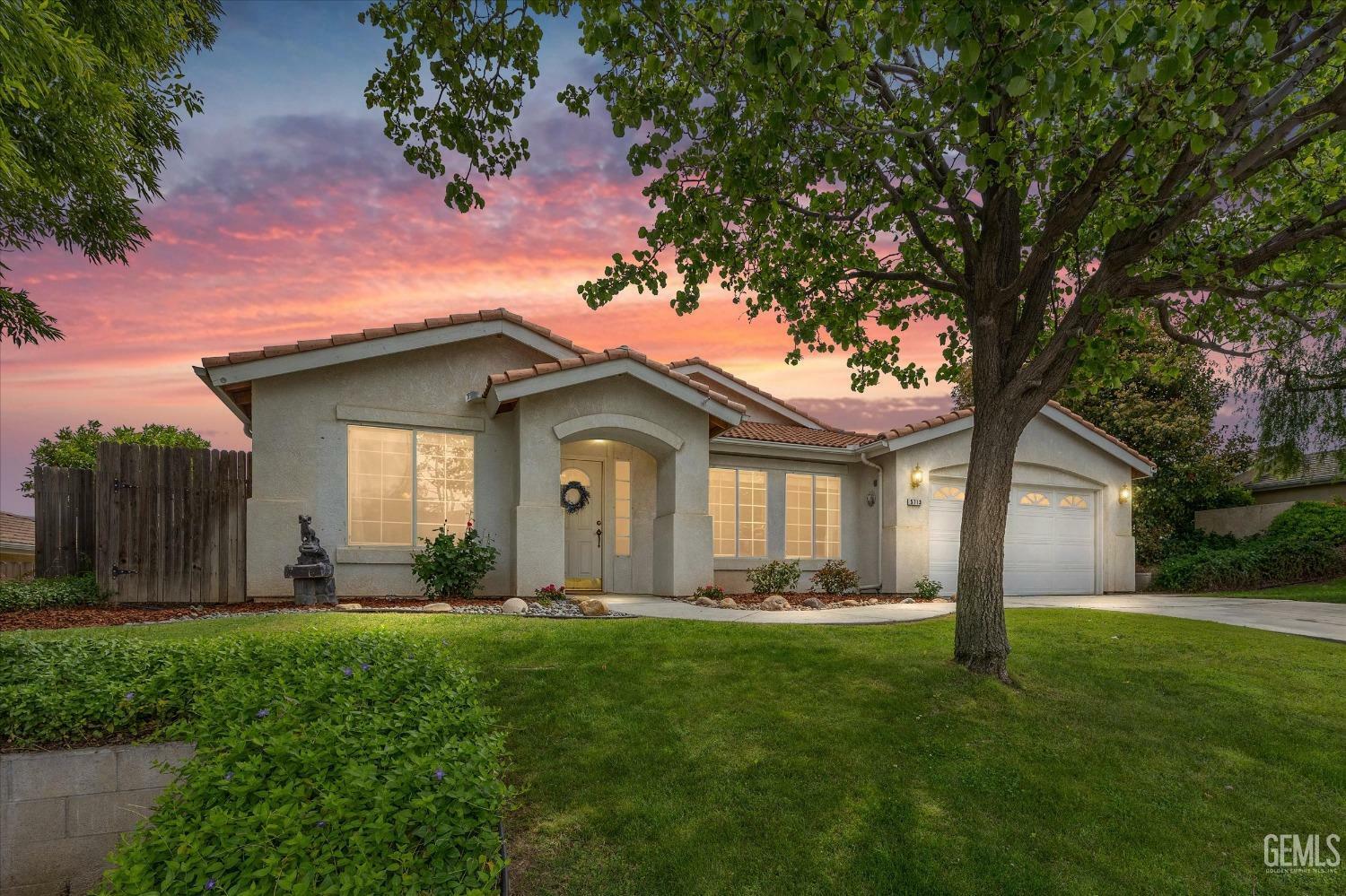 Property Photo: 5713 Harpy Eagle Avenue CA 93306