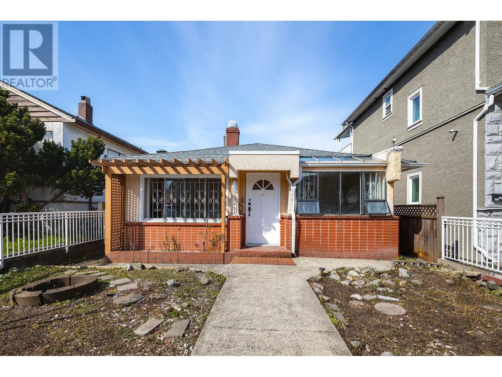 Photo de la propriété: 3247 Napier Street BC V5K 2X2