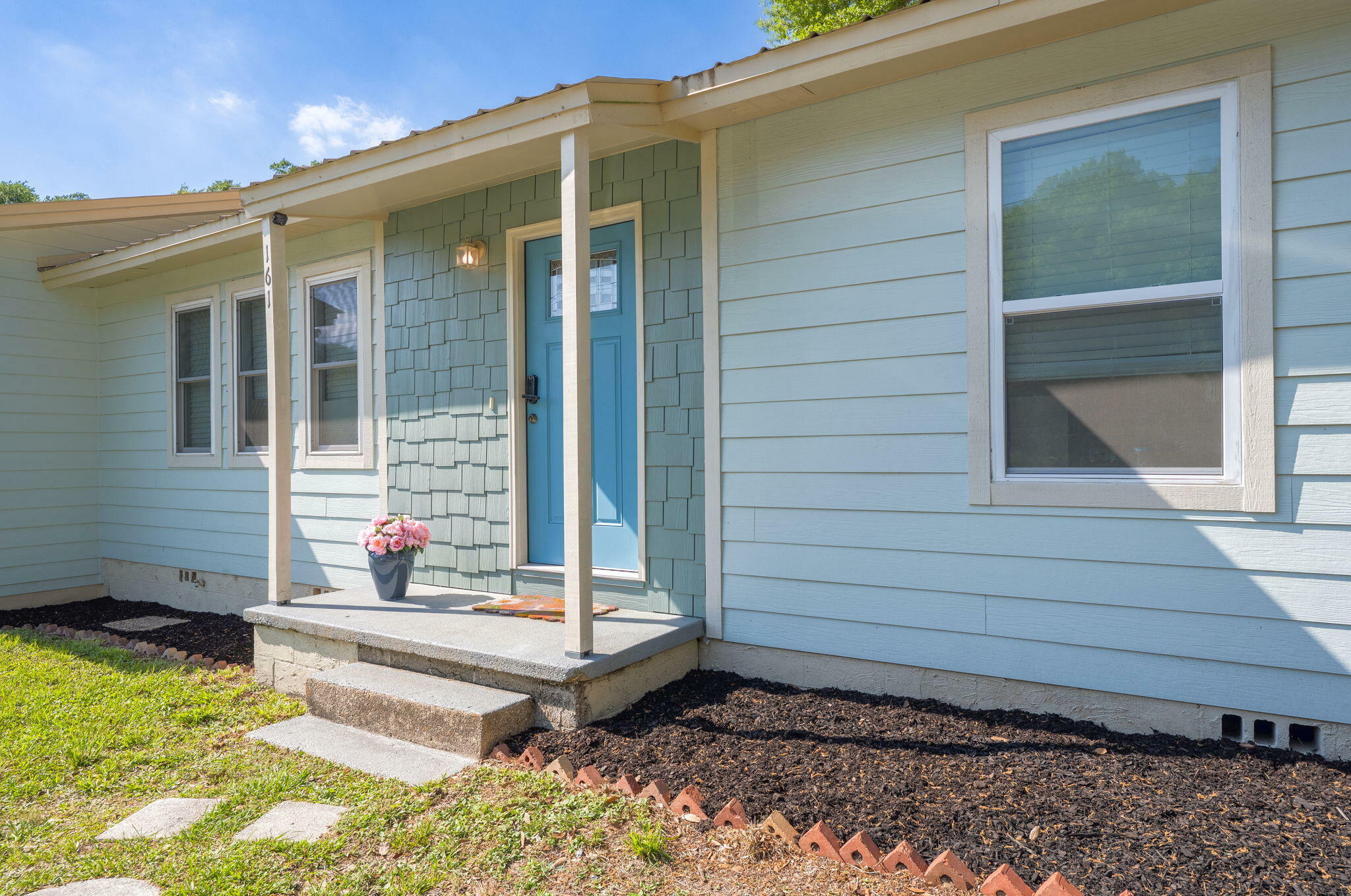 Property Photo: 161 W North Avenue FL 32536