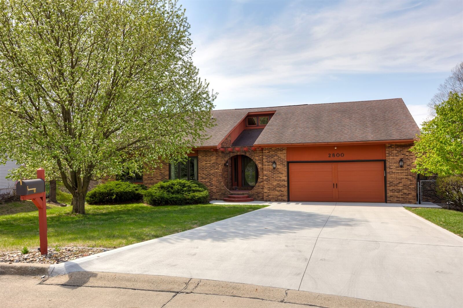 Property Photo: 2800 Claiborne Circle IA 50322