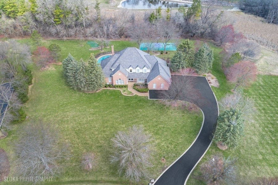 Property Photo: 26 Stone Ridge Drive IL 60010