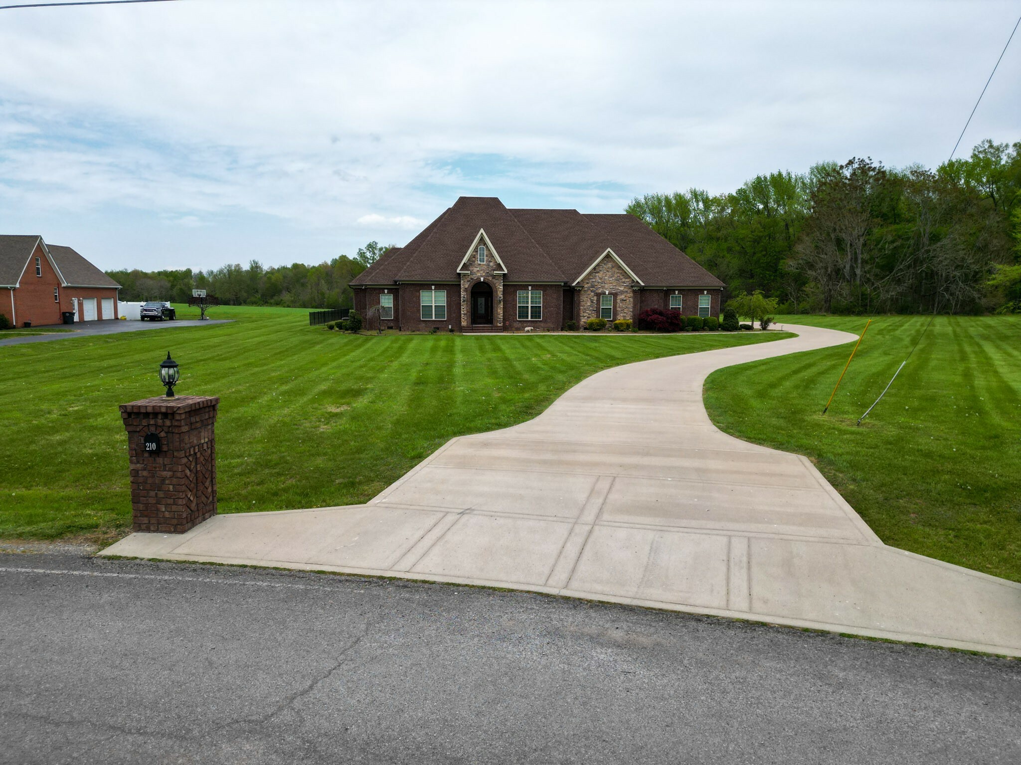 Property Photo: 210 Michael Cir TN 37083