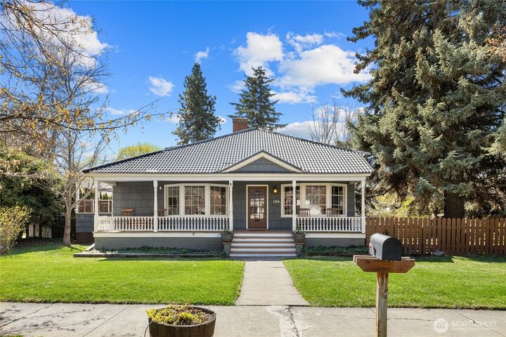Property Photo: 106 E 10th Avenue WA 98926