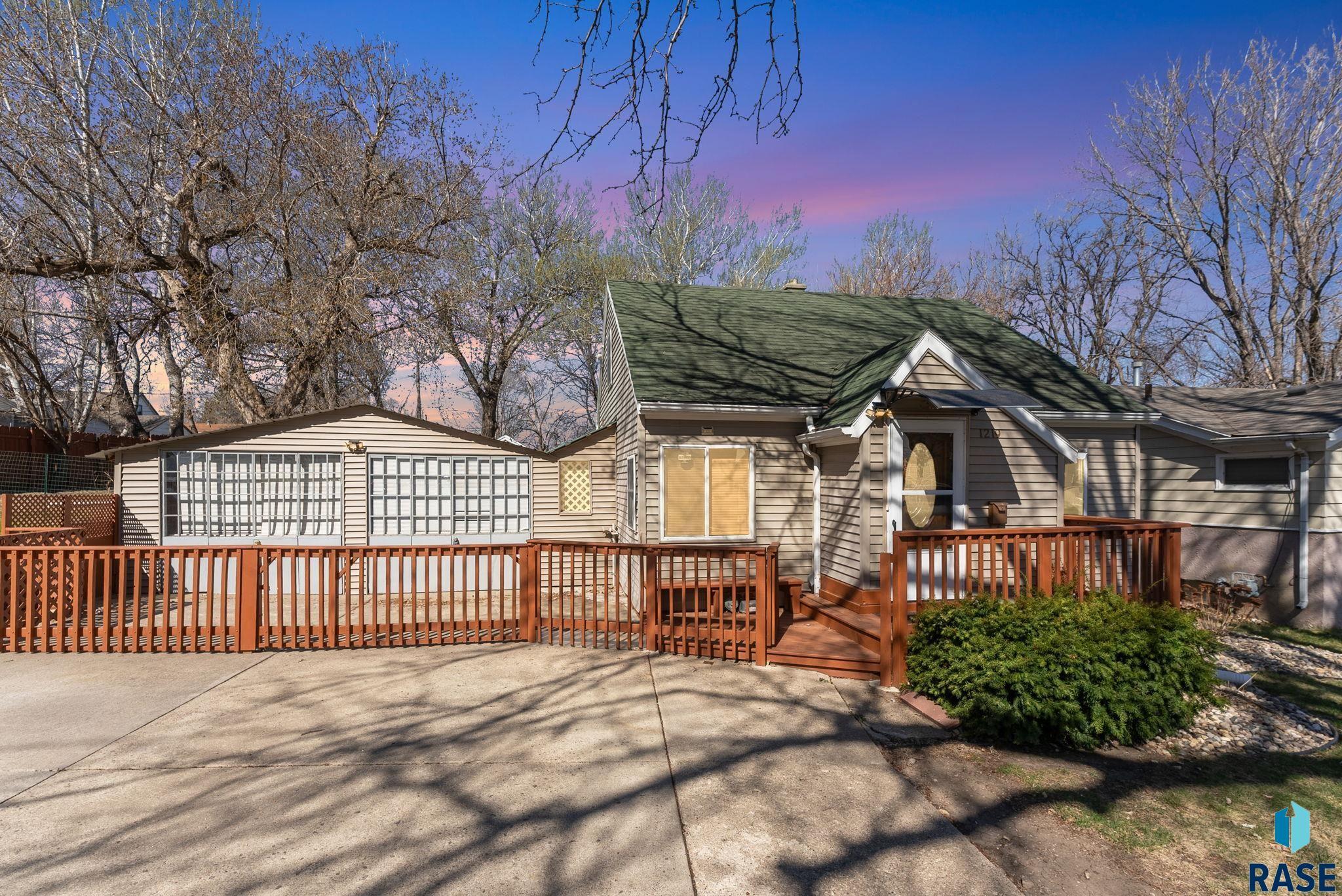 Property Photo: 1219 N Spring Ave SD 57104