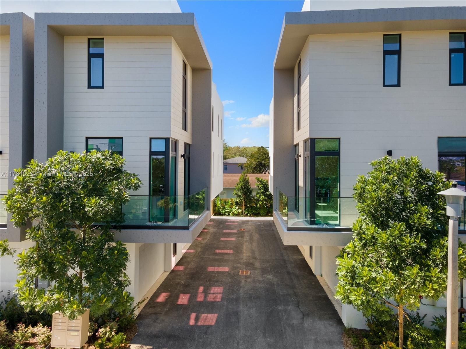 Property Photo: 2501 SW 27 St 2 FL 33133