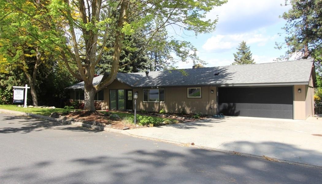 Property Photo: 10224 N Briar Cliff Dr WA 99218-2413