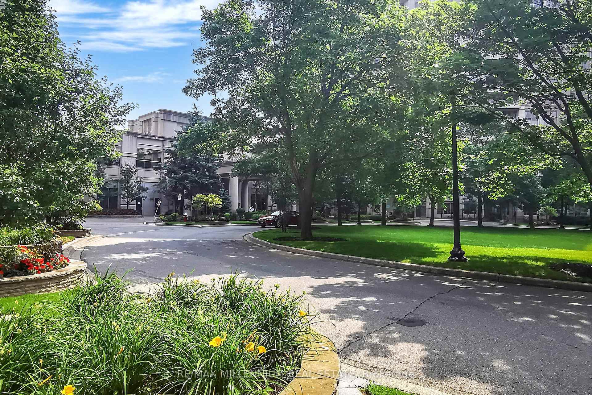 Property Photo:  25 Kingsbridge Garden Circle 423  ON L5R 4B1 