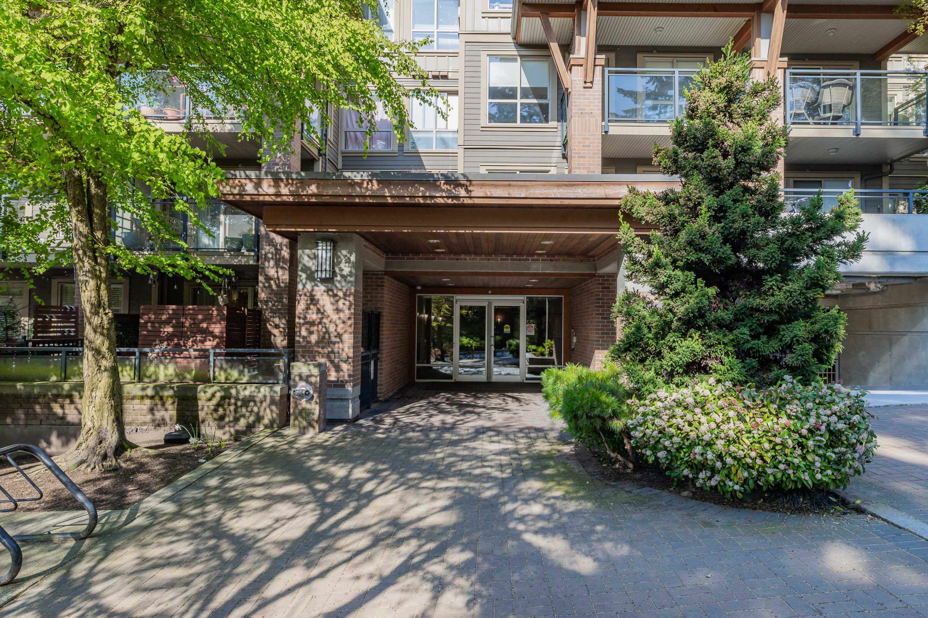 Property Photo: 1633 Mackay Avenue 108 BC V7P 0A2
