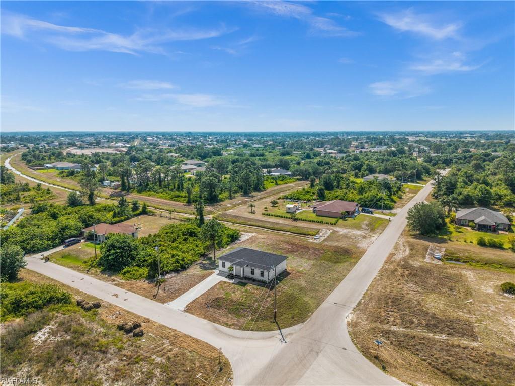 Property Photo: 371 Peerless St FL 33974