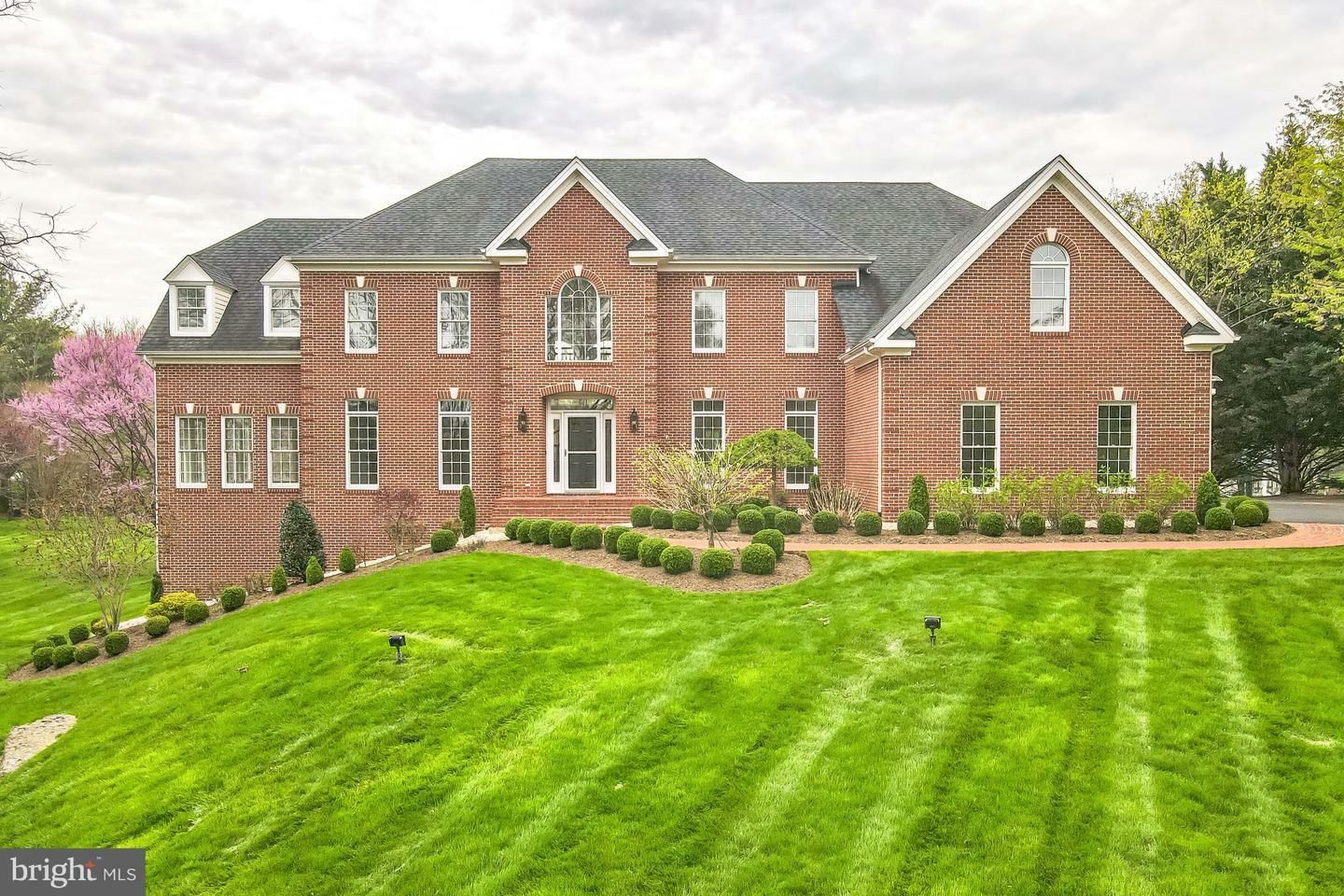 Property Photo: 42041 Saddlebrook Place VA 20176