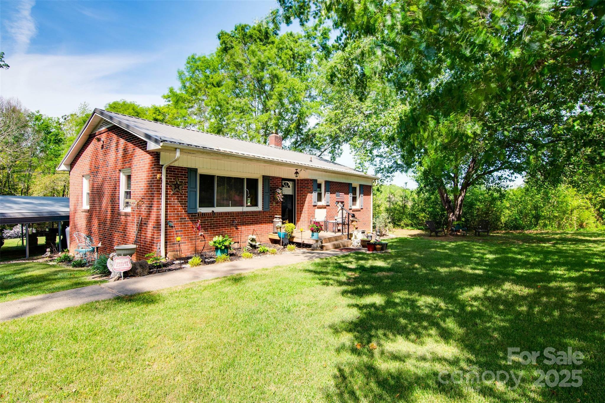Property Photo: 372 Hendrick Road NC 28114