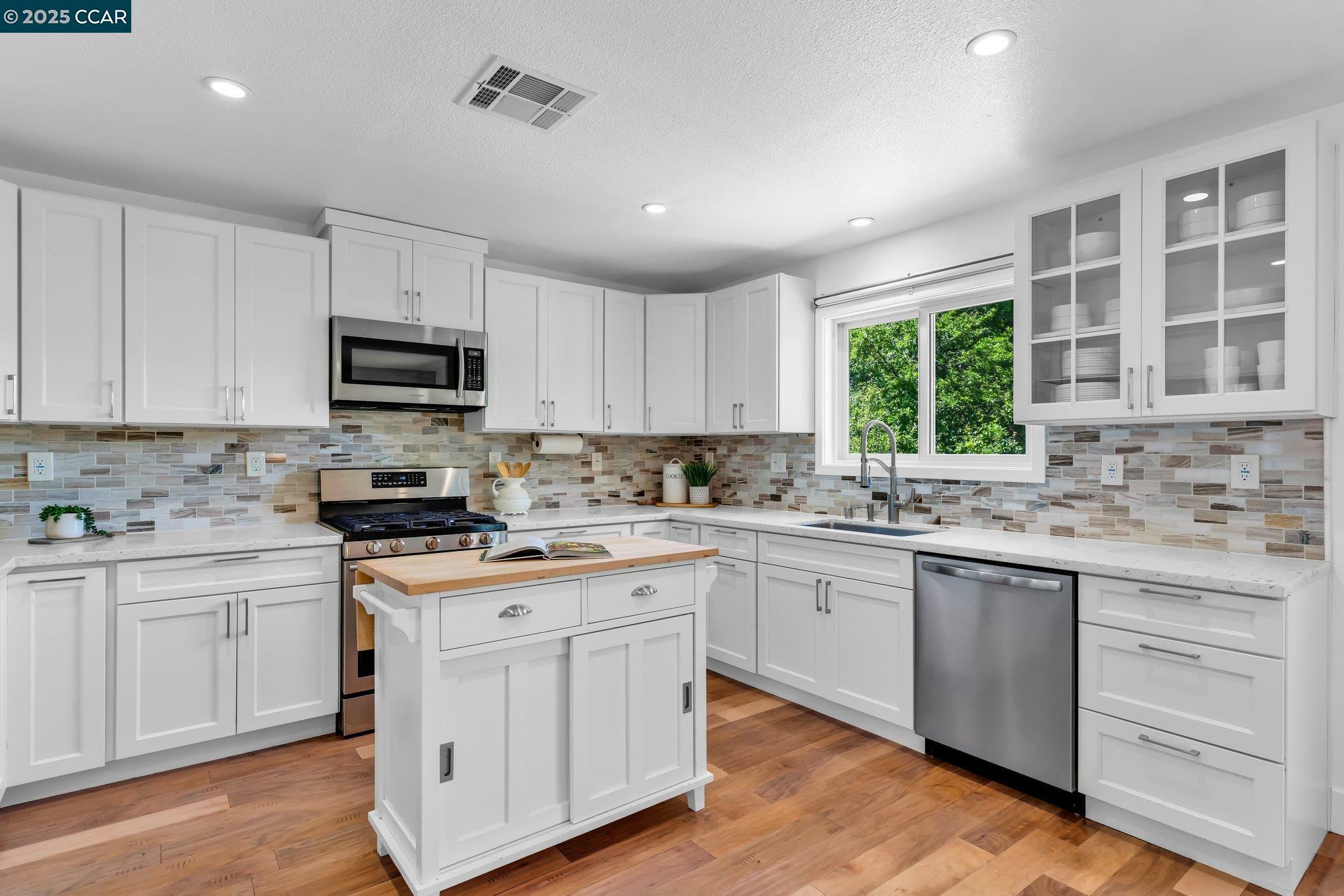 Property Photo: 1014 Pleasant Valley Dr CA 94523