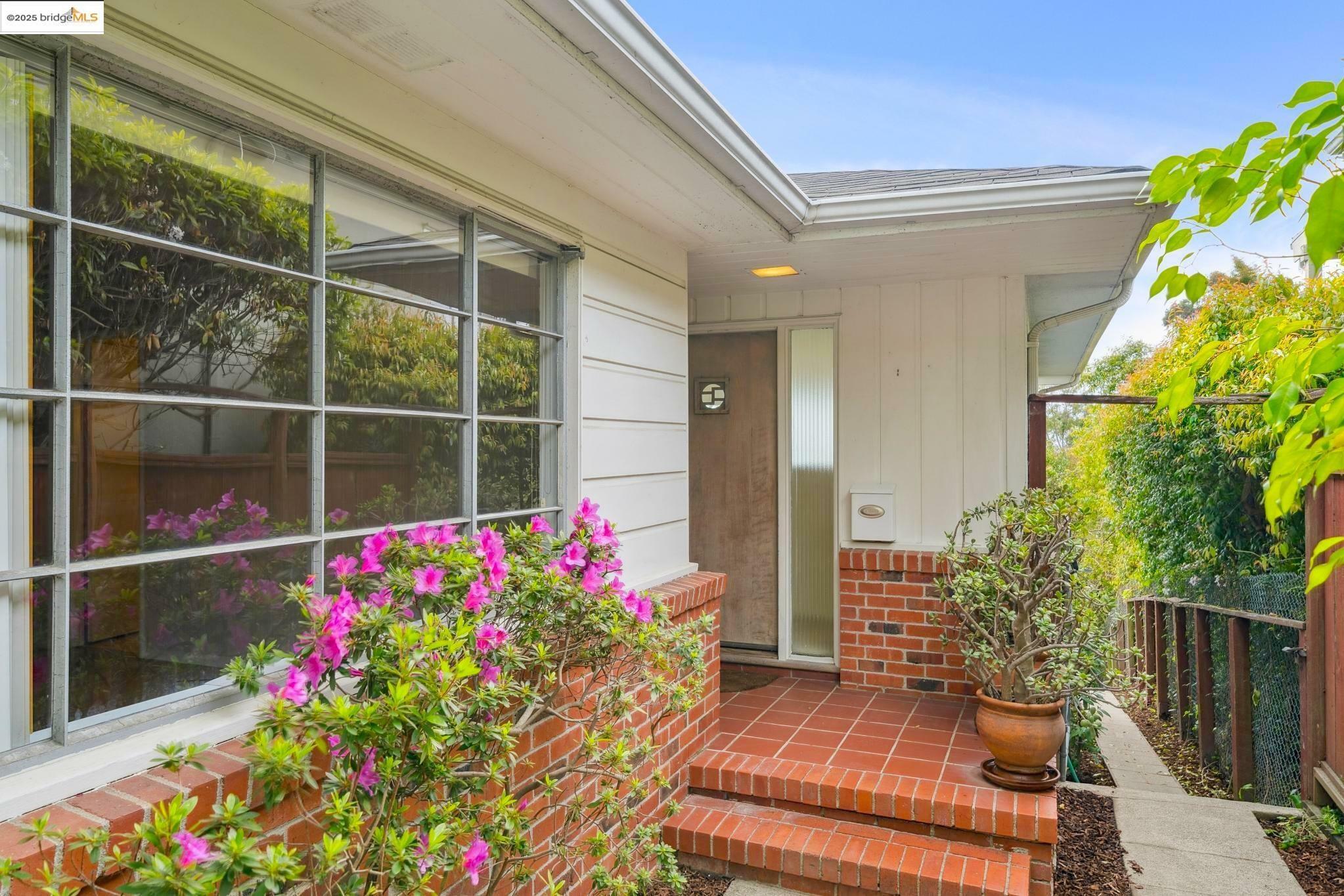 Property Photo: 2079 Braemar Rd CA 94602