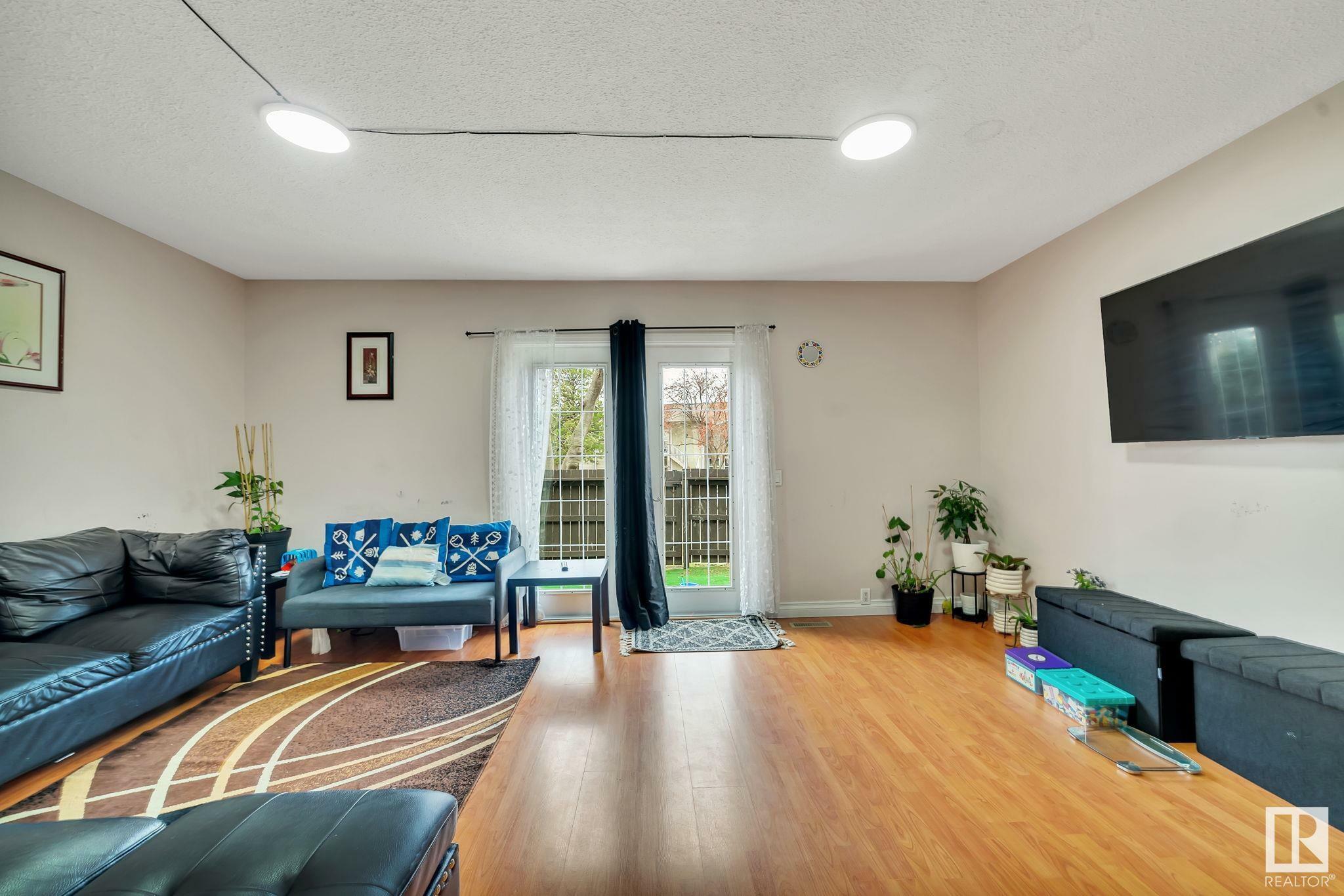 Photo de la propriété: 1620 37 Street NW AB T6L 2R7