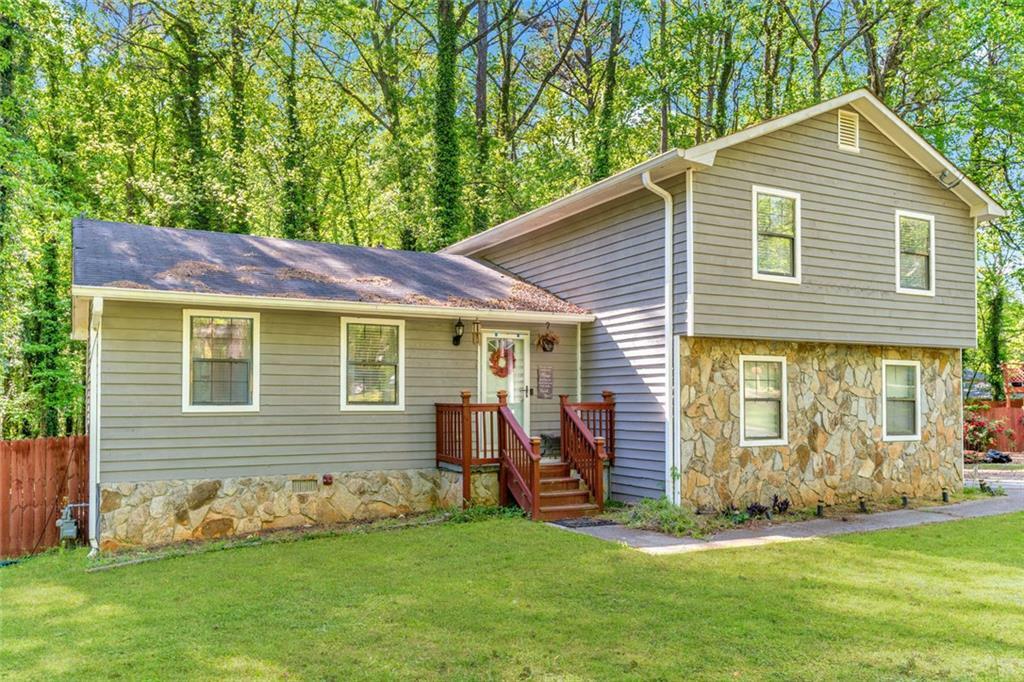 Property Photo: 484 Aberdeen Drive GA 30083