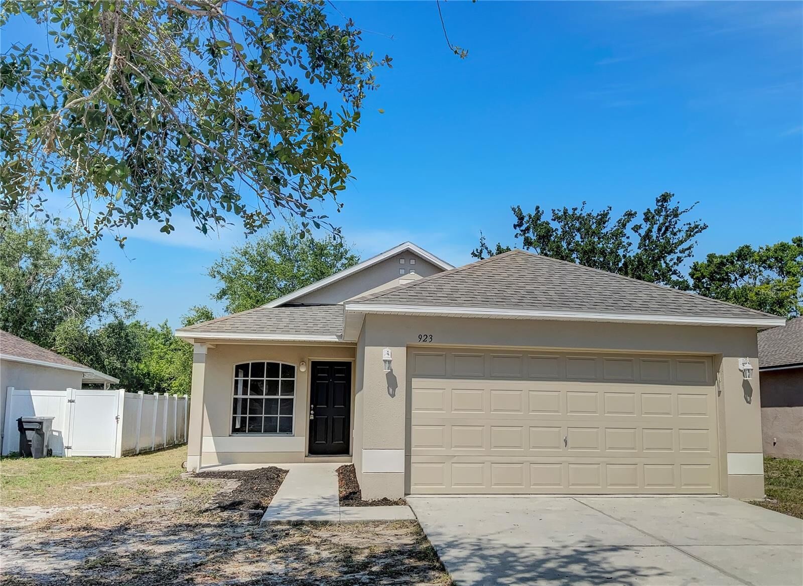 Property Photo:  923 Brenton Leaf Drive  FL 33570 