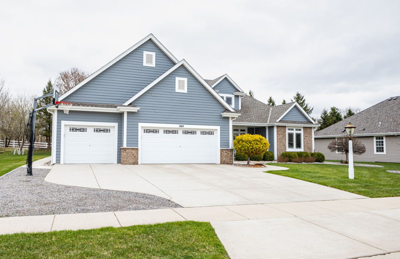 Property Photo: 949 Prairieview Cir WI 53066