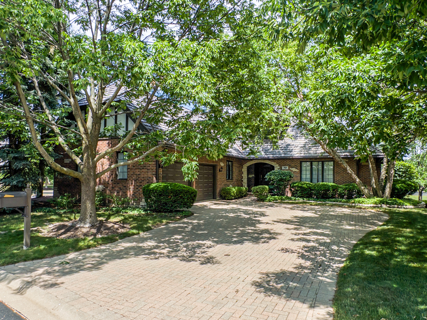 Property Photo: 701 Kenmare Drive IL 60527