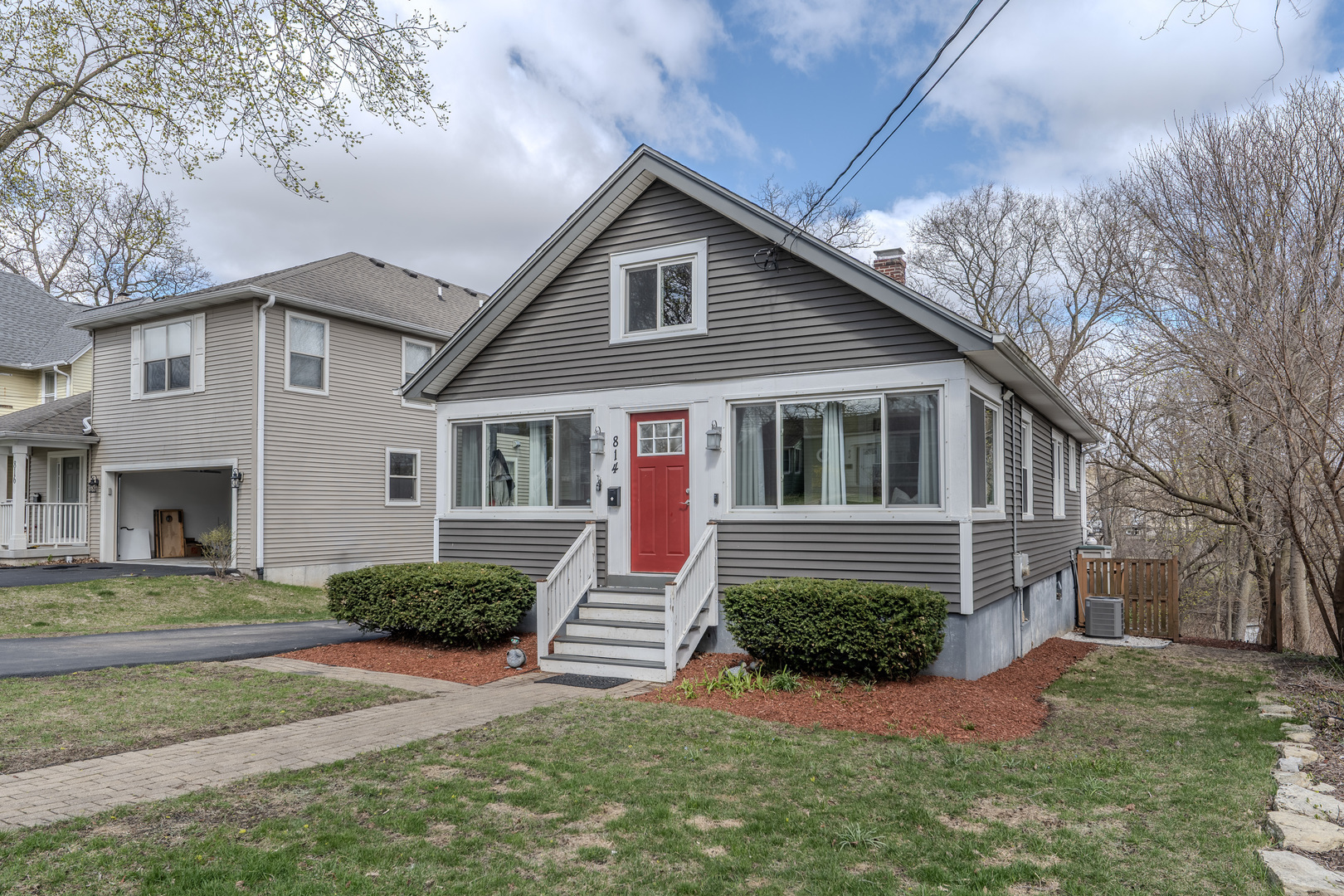Property Photo: 814 State Street IL 60174