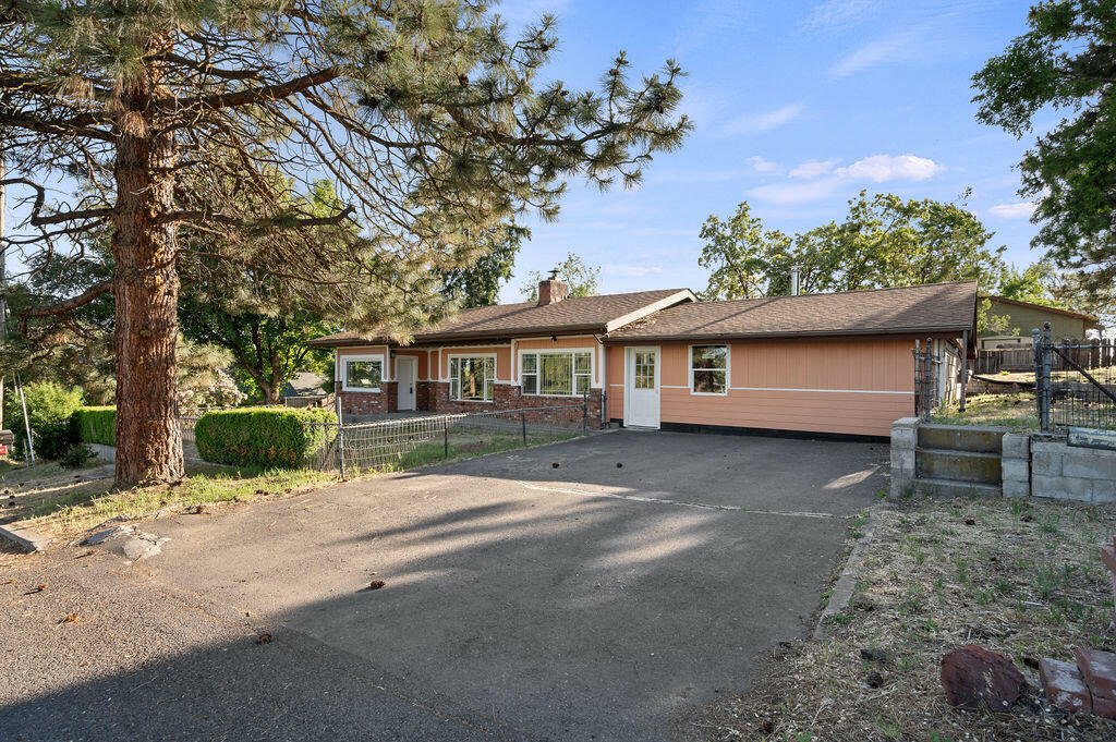 Property Photo: 2318 Modoc Street OR 97601