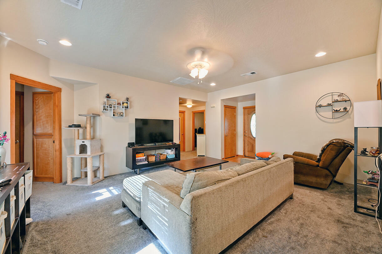 Property Photo: 1662 Alexis Way OR 97501
