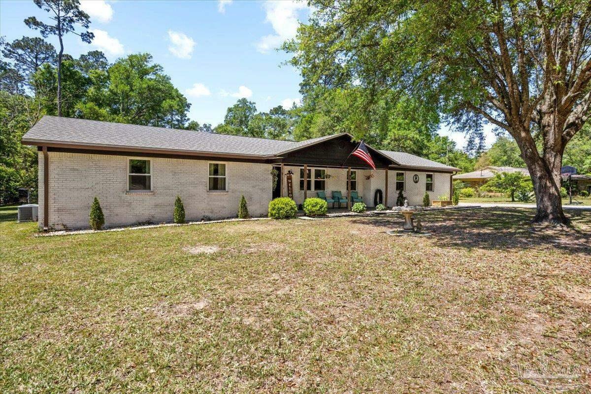 Property Photo: 8511 Klondike Rd FL 32526