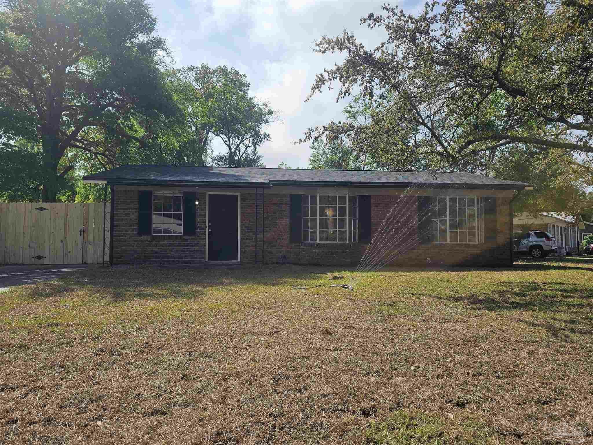 Property Photo: 3020 English Oak Cir FL 32526