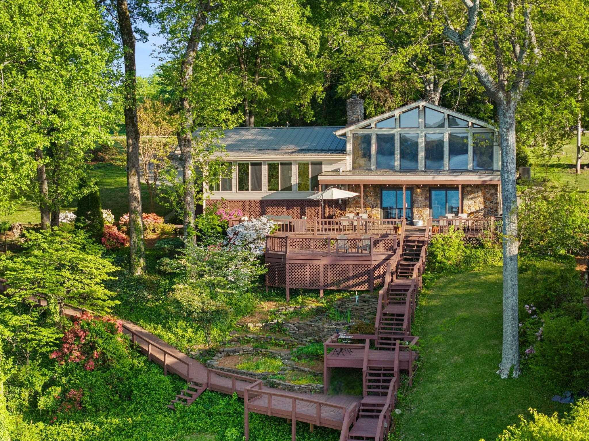 Property Photo: 2460 Waterford Dr AL 35661 - MUSCLE S