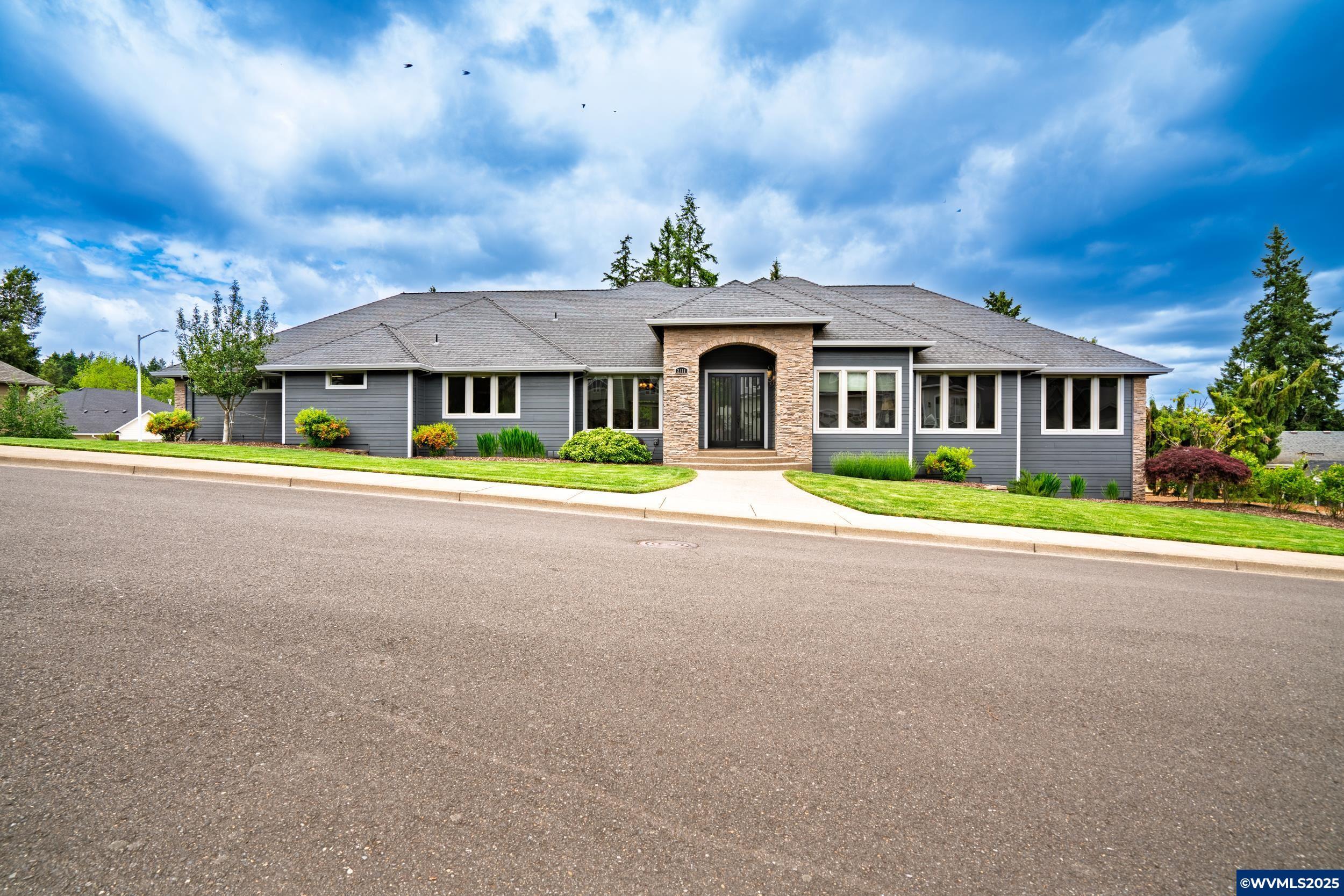 Property Photo: 2111 Celeen Av SE OR 97302