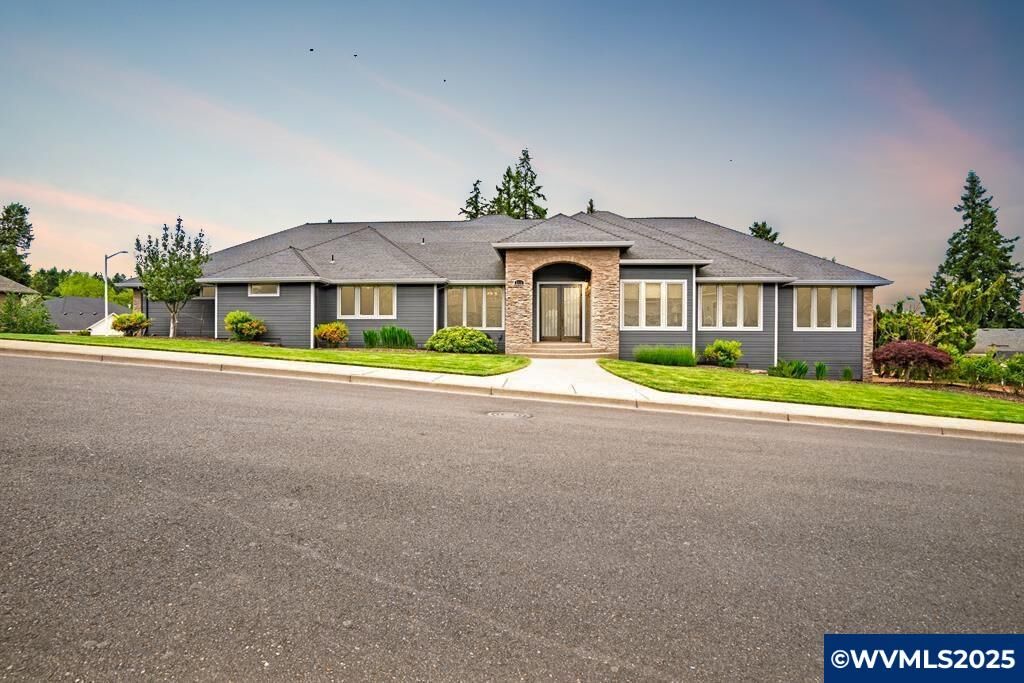 Property Photo: 2111 Celeen Av SE OR 97302