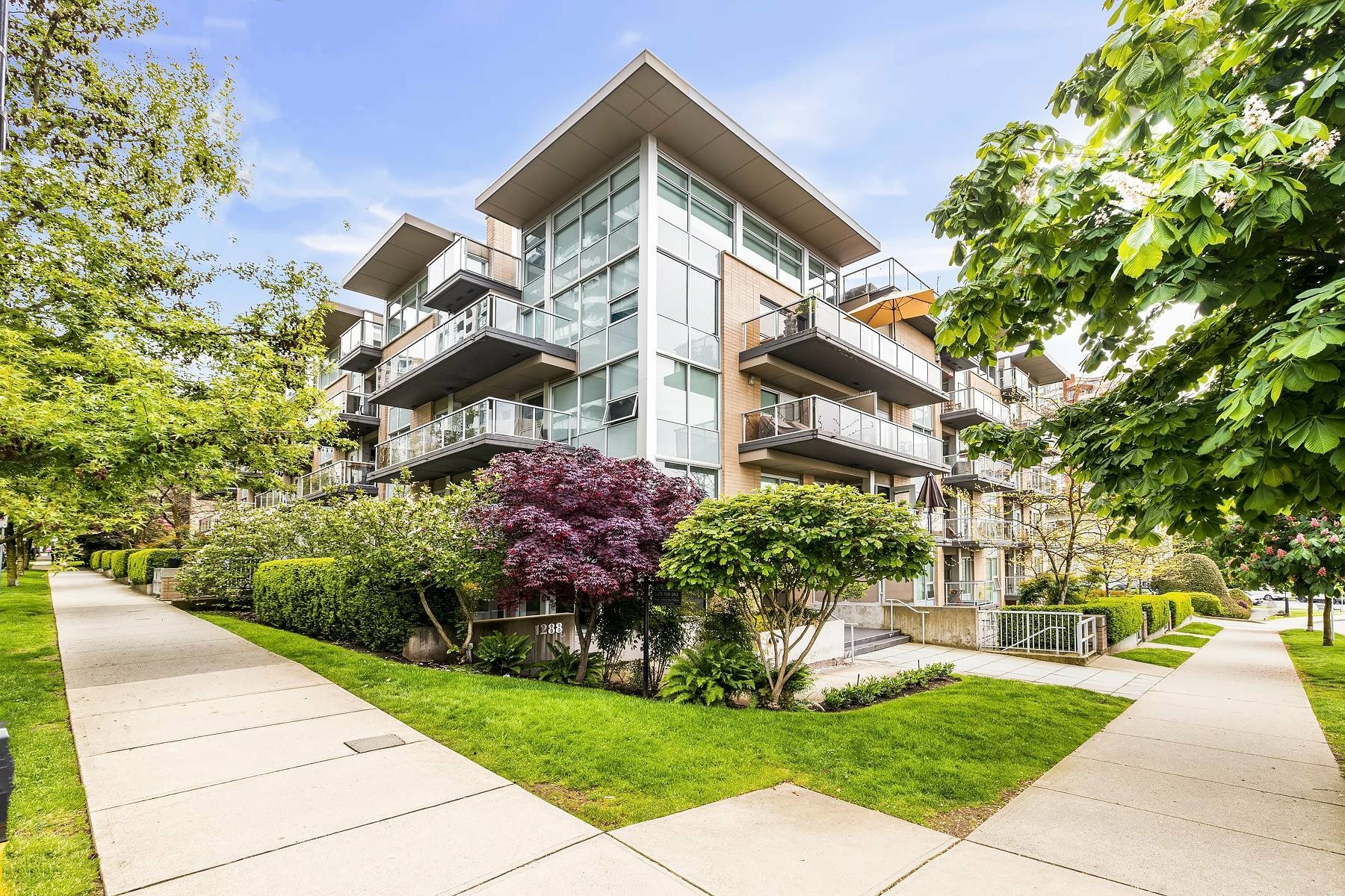 Property Photo:  1288 Chesterfield Avenue 207  BC V7M 0B1 