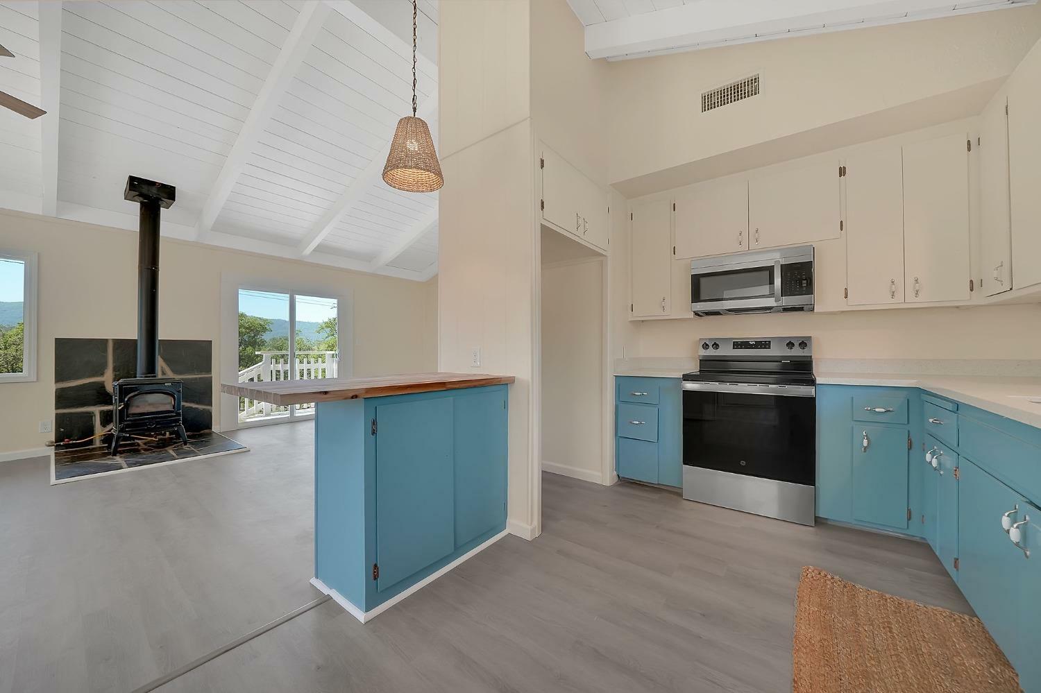 Property Photo: 1518 Oak Park Drive CA 95249