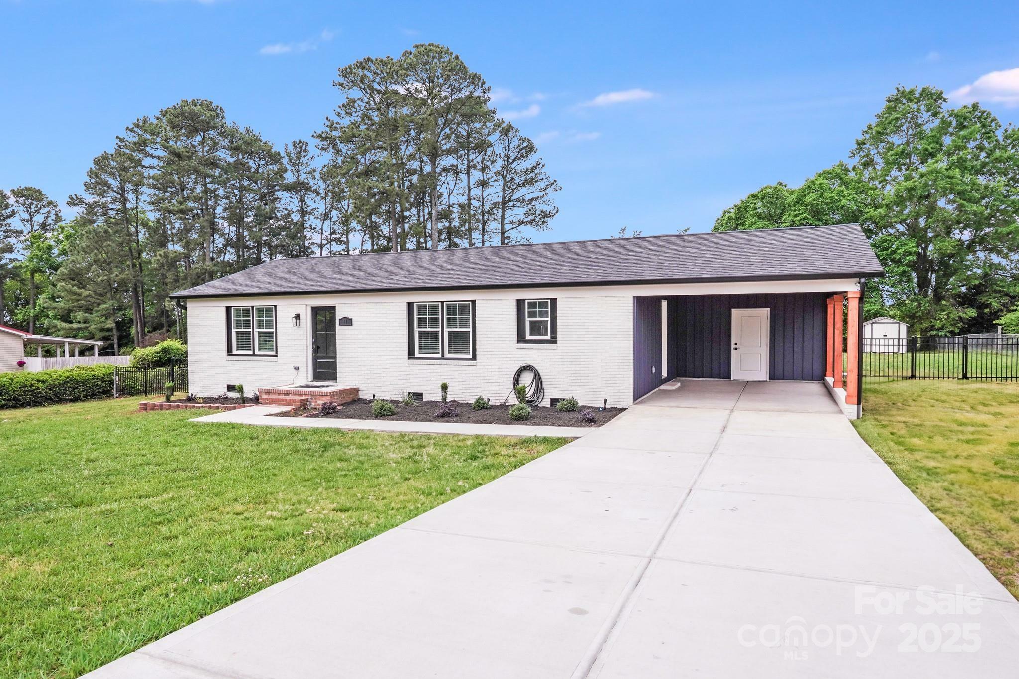 Property Photo: 11 Cobblestone Lane NW NC 28027