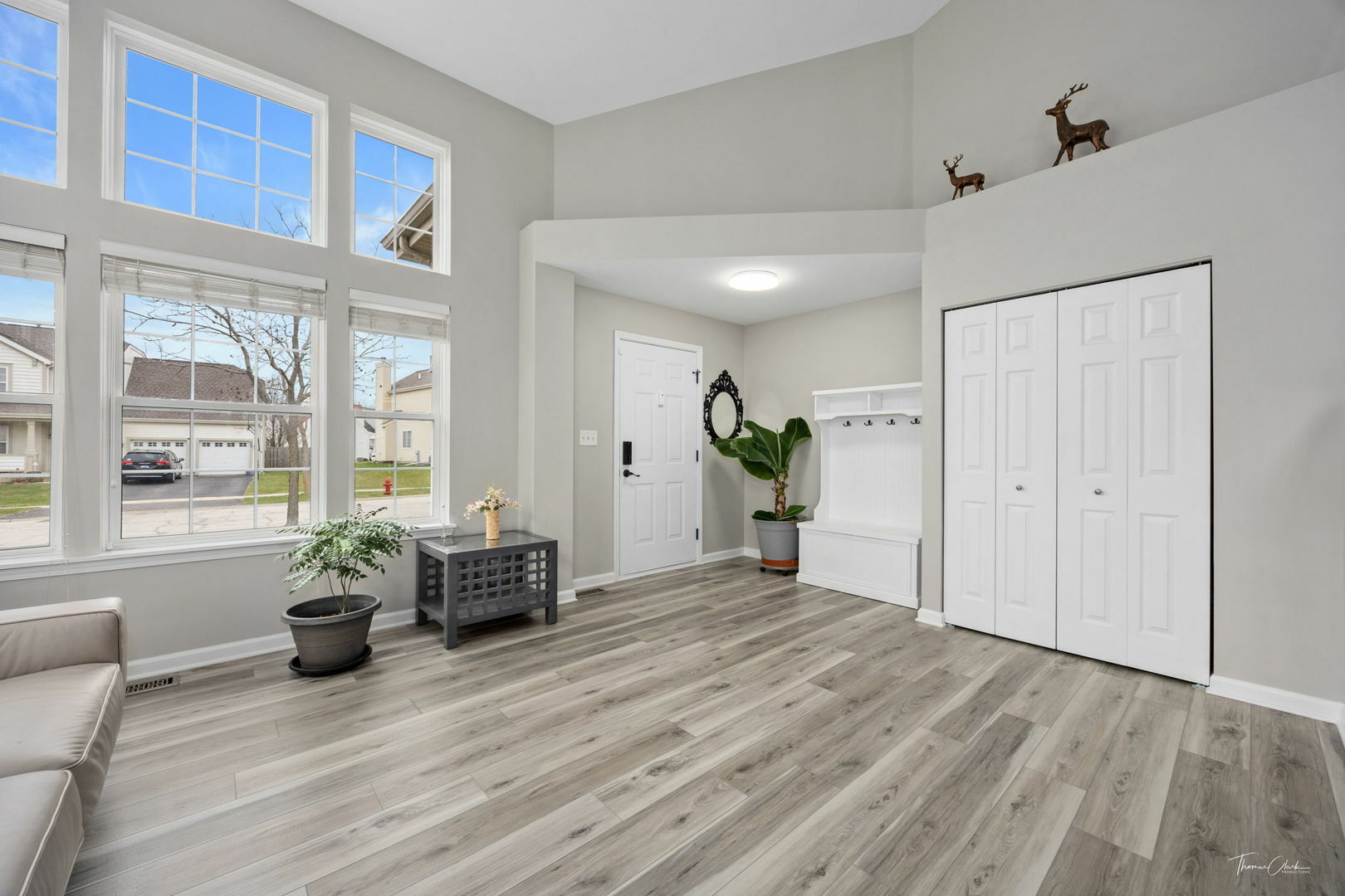 Property Photo: 136 W Newbridge Lane IL 60073