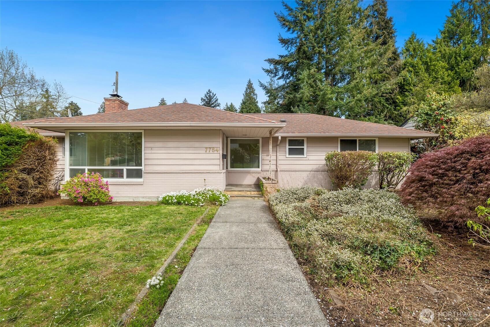 Property Photo: 7754 44th Avenue NE WA 98115