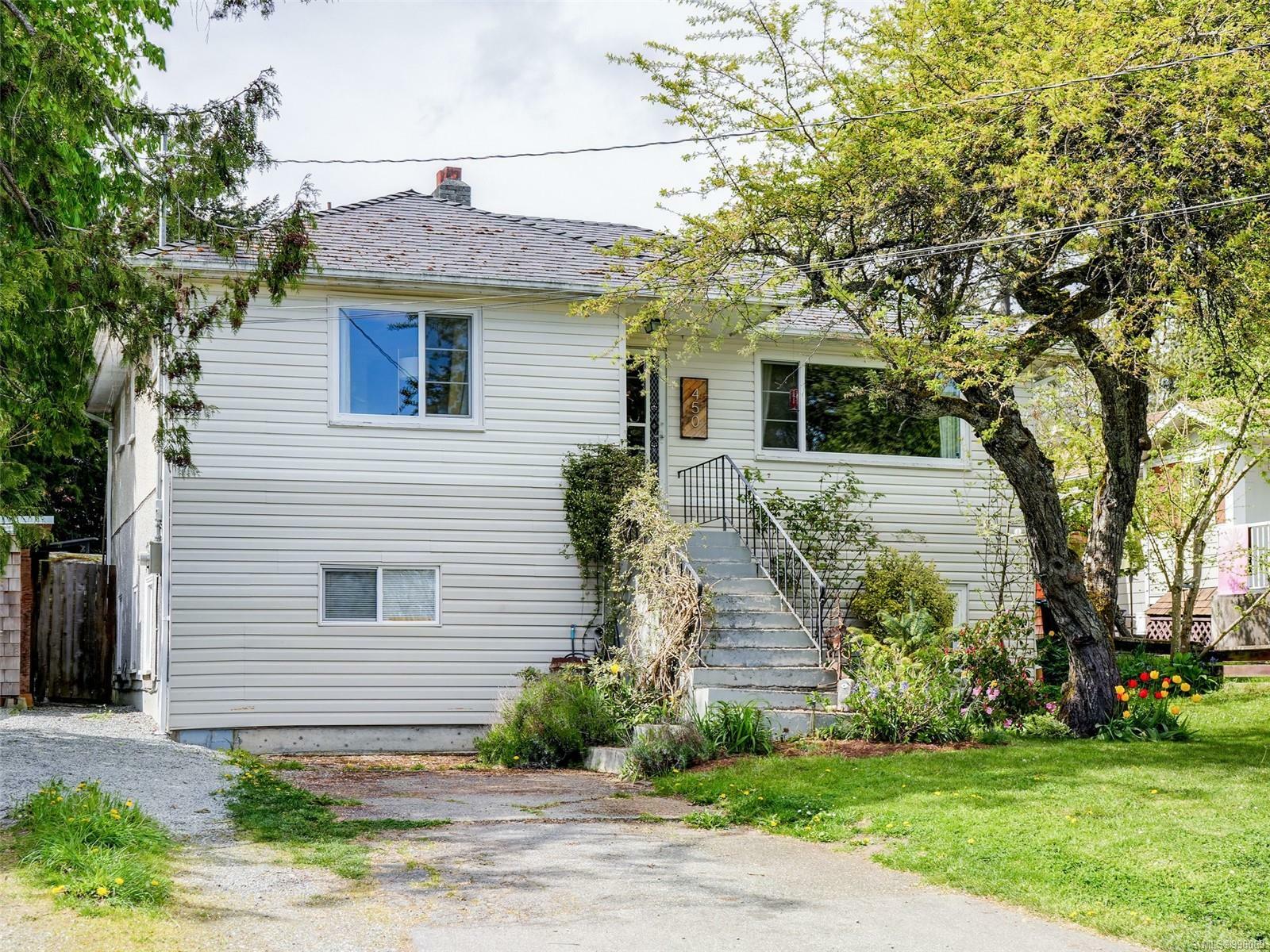 Property Photo: 450 Montcalm Ave BC V8Z 4S7